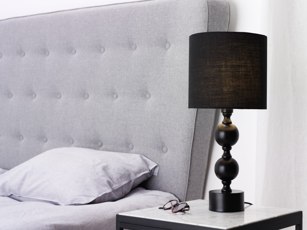 Pompa 46cm Zwart tafellamp Van Cottex - De Pompa tafellamp in metaal en textiel is een elegante en opvallende lamp die de kamer een verfijnde toets geeft.