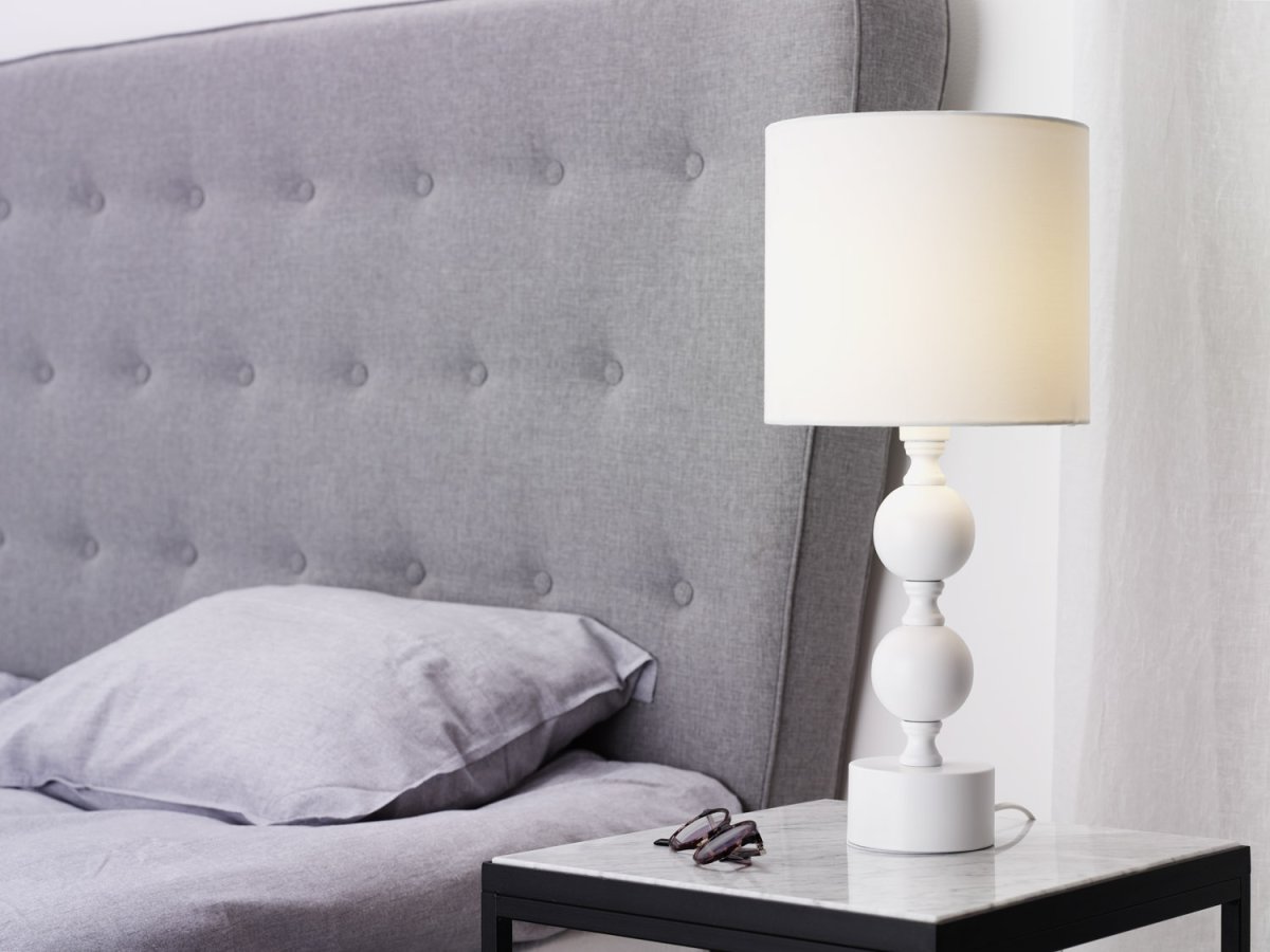 Pompa 46cm Wit tafellamp Van Cottex - De Pompa tafellamp in metaal en textiel is een elegante en opvallende lamp die de kamer een verfijnde toets geeft.