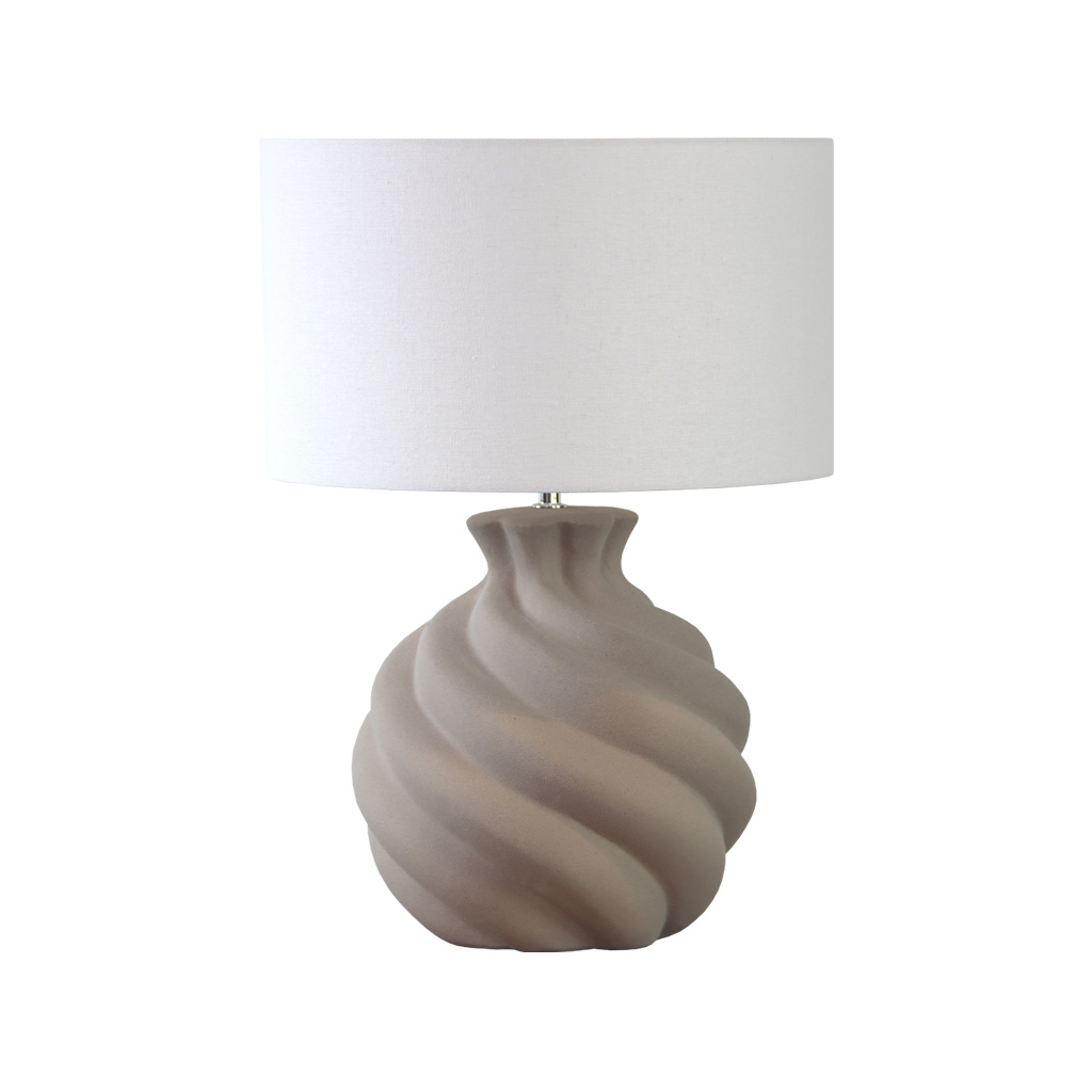 Vindel 52cm Zand tafellamp Van Lampan - De keramische lampvoet heeft een zandkleurig, gestructureerd oppervlak en een zacht, wervelend ontwerp dat een levendige en sculpturale uitstraling geeft.