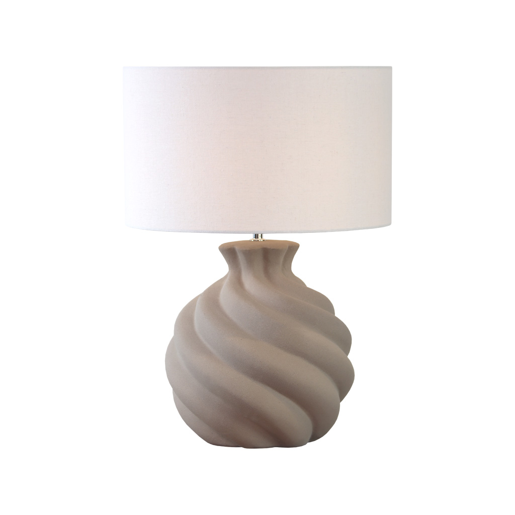 Vindel 52cm Zand tafellamp Van Lampan - De keramische lampvoet heeft een zandkleurig, gestructureerd oppervlak en een zacht, wervelend ontwerp dat een levendige en sculpturale uitstraling geeft.