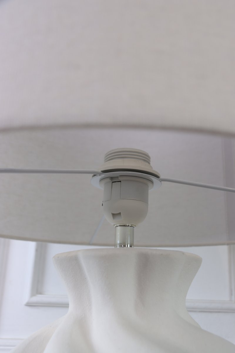 Vindel 52cm Wit tafellamp Van Lampan - De keramische lampvoet heeft een wit, gestructureerd oppervlak en een zacht, wervelend ontwerp dat een levendige en sculpturale uitstraling geeft.