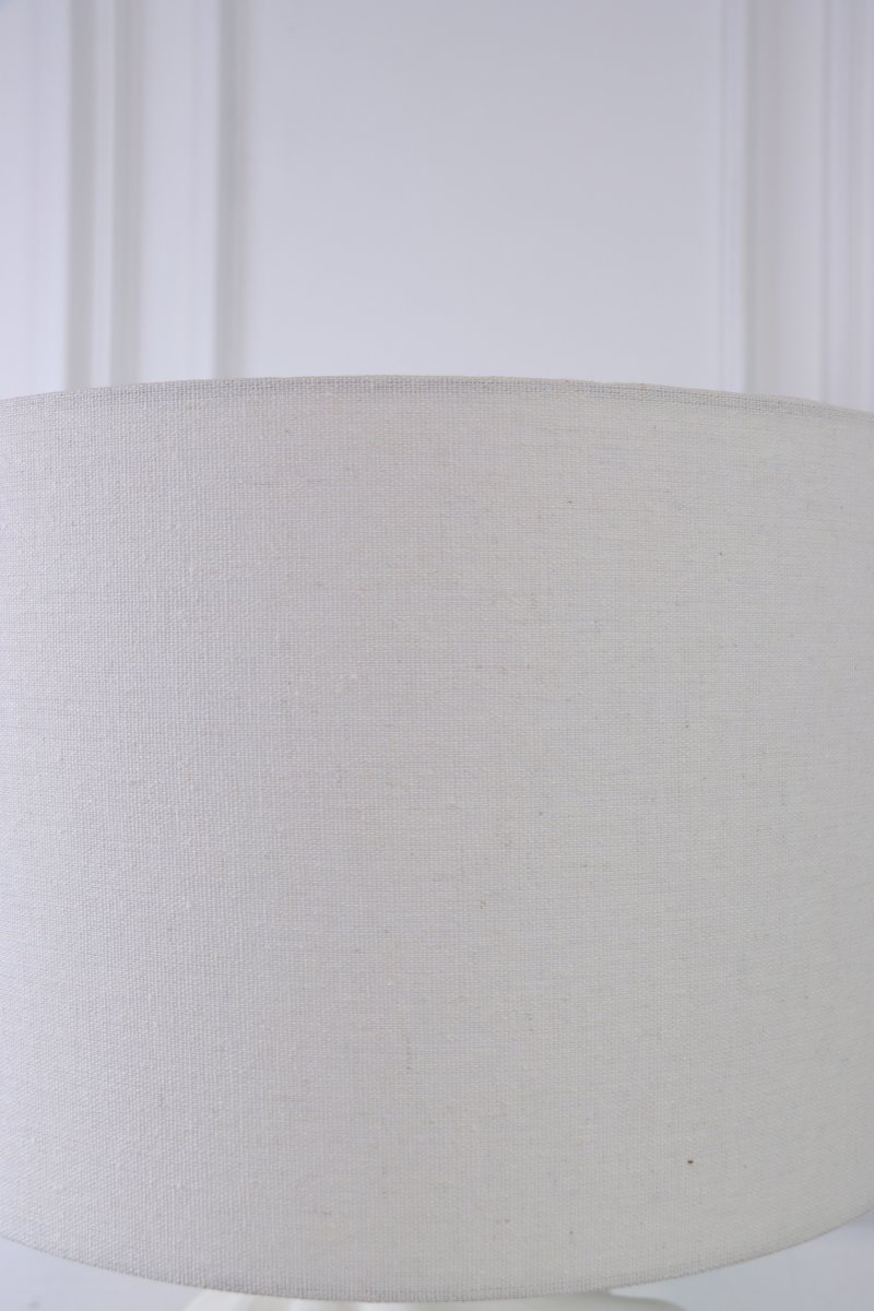 Vindel 52cm Wit tafellamp Van Lampan - De keramische lampvoet heeft een wit, gestructureerd oppervlak en een zacht, wervelend ontwerp dat een levendige en sculpturale uitstraling geeft.