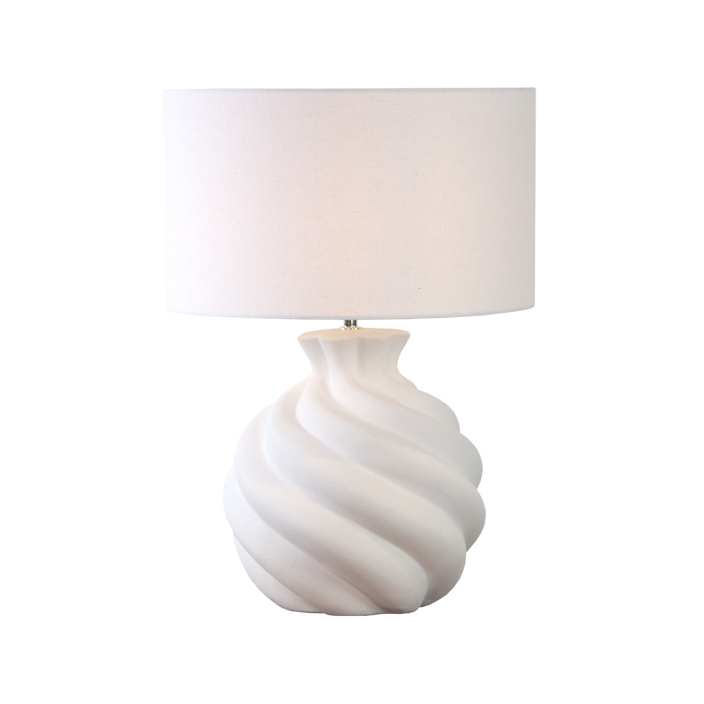 Vindel 52cm Wit tafellamp Van Lampan - De keramische lampvoet heeft een wit, gestructureerd oppervlak en een zacht, wervelend ontwerp dat een levendige en sculpturale uitstraling geeft.