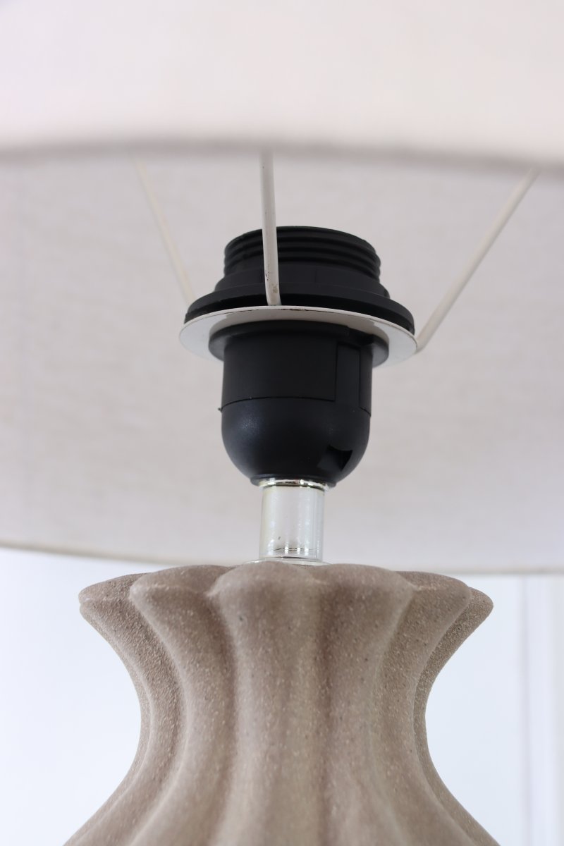 Amfora 67cm Zand tafellamp Van Lampan - De keramische lampvoet heeft een prachtig gevormd silhouet met zachte lijnen en een gestructureerd oppervlak in zandkleur, wat een natuurlijke en harmonieuze uitstraling geeft.