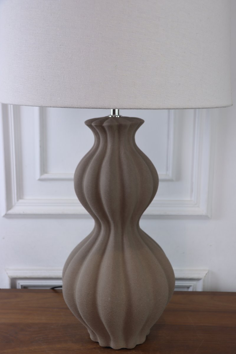 Amfora 67cm Zand tafellamp Van Lampan - De keramische lampvoet heeft een prachtig gevormd silhouet met zachte lijnen en een gestructureerd oppervlak in zandkleur, wat een natuurlijke en harmonieuze uitstraling geeft.
