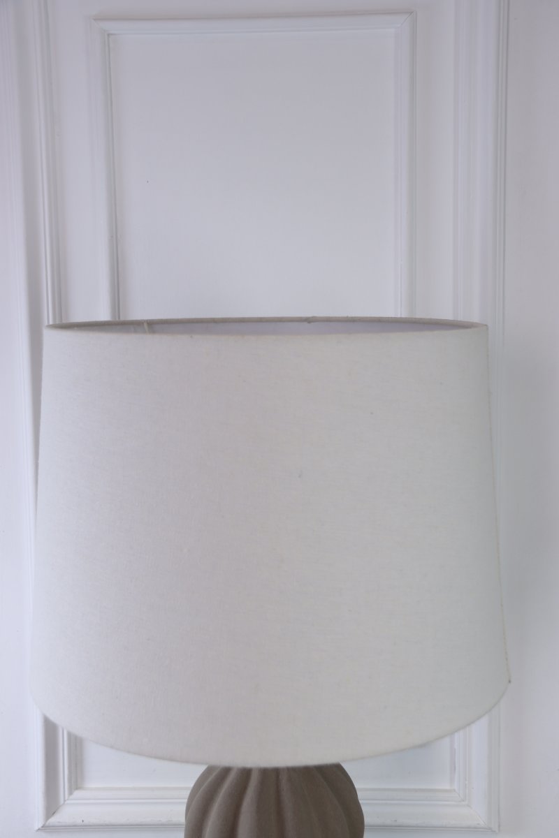 Amfora 67cm Zand tafellamp Van Lampan - De keramische lampvoet heeft een prachtig gevormd silhouet met zachte lijnen en een gestructureerd oppervlak in zandkleur, wat een natuurlijke en harmonieuze uitstraling geeft.