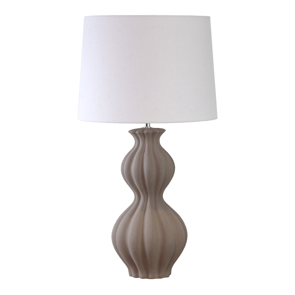Amfora 67cm Zand tafellamp Van Lampan - De keramische lampvoet heeft een prachtig gevormd silhouet met zachte lijnen en een gestructureerd oppervlak in zandkleur, wat een natuurlijke en harmonieuze uitstraling geeft.
