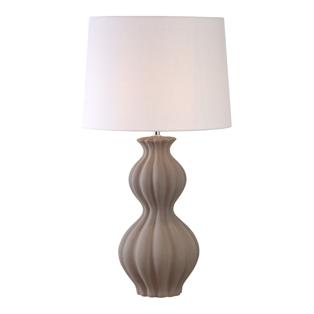 Amfora 67cm Zand tafellamp Van Lampan - De keramische lampvoet heeft een prachtig gevormd silhouet met zachte lijnen en een gestructureerd oppervlak in zandkleur, wat een natuurlijke en harmonieuze uitstraling geeft.
