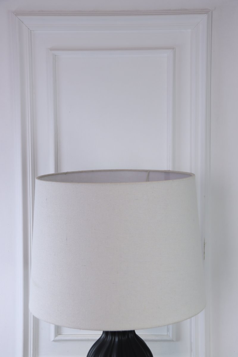 Amfora 67cm Zwart tafellamp Van Lampan - De keramische lampvoet heeft een prachtig gevormd silhouet met zachte lijnen en een glad zwart oppervlak dat een harmonieuze uitstraling geeft.