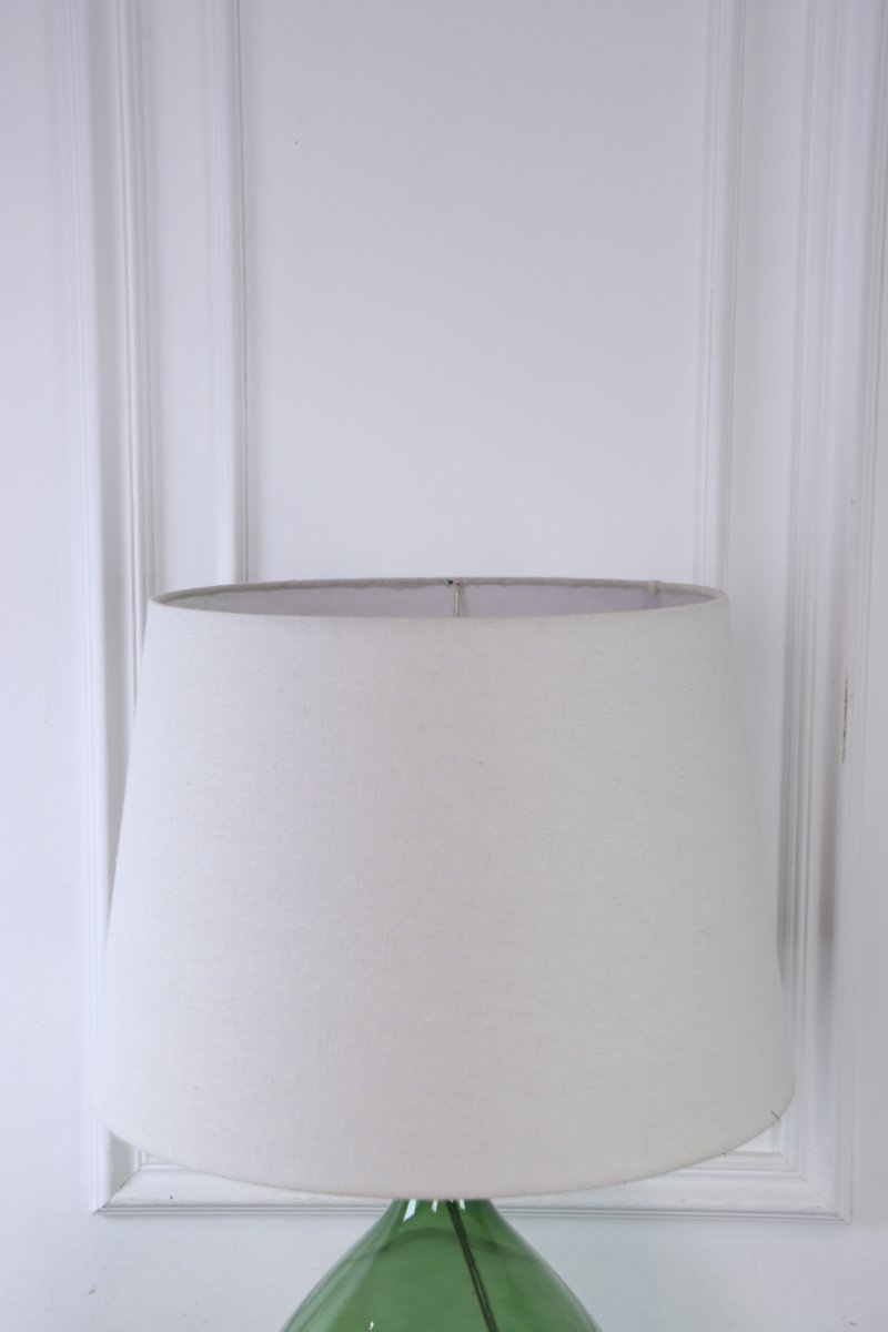 Tasso 55cm Groente tafellamp Van Lampan - De lampvoet is gemaakt van groen, transparant glas met een zacht afgeronde vorm die een luchtige en moderne uitstraling geeft.