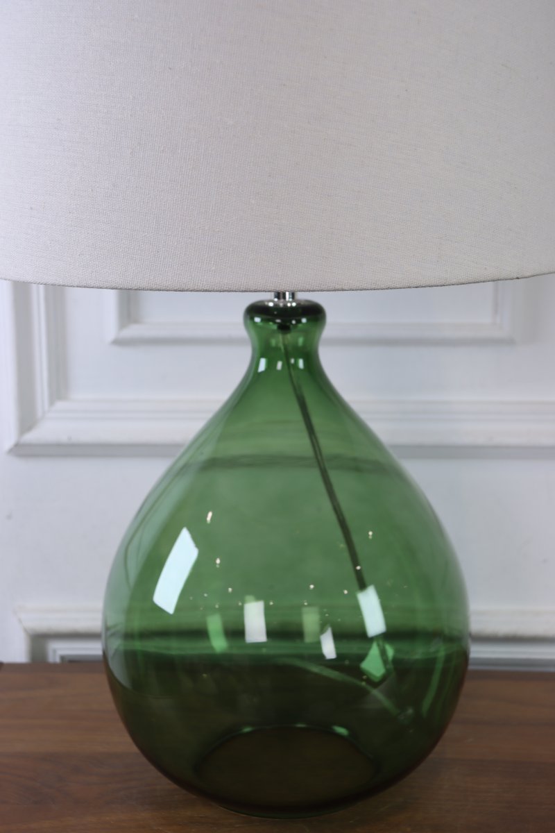 Tasso 55cm Groente tafellamp Van Lampan - De lampvoet is gemaakt van groen, transparant glas met een zacht afgeronde vorm die een luchtige en moderne uitstraling geeft.