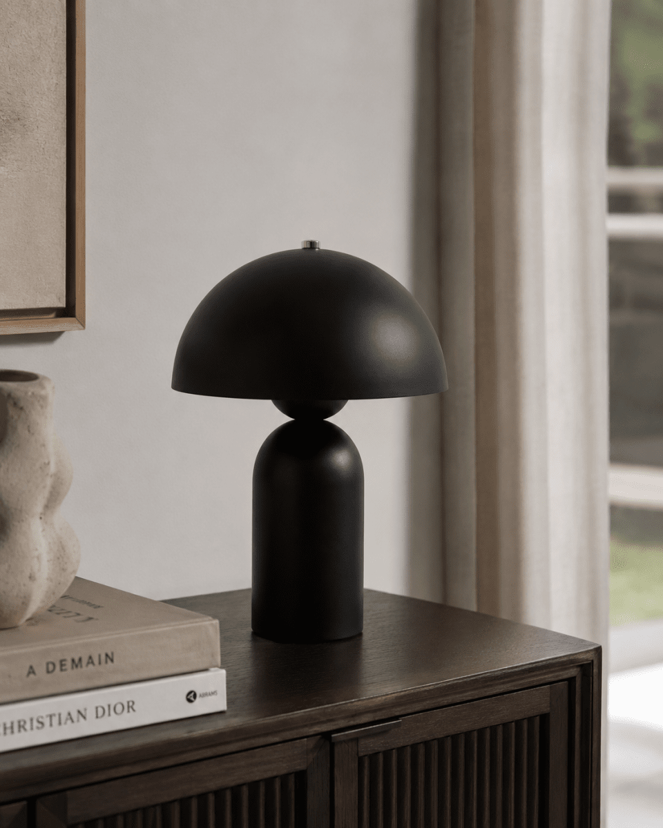Capello 35cm Zwart tafellamp Van Nordic Lighting - De lamp heeft een ronde kap en een zacht gevormde voet die een harmonieuze balans tussen de vormen cre&euml;ert.