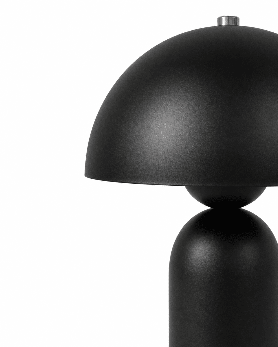 Capello 35cm Zwart tafellamp Van Nordic Lighting - De lamp heeft een ronde kap en een zacht gevormde voet die een harmonieuze balans tussen de vormen cre&euml;ert.