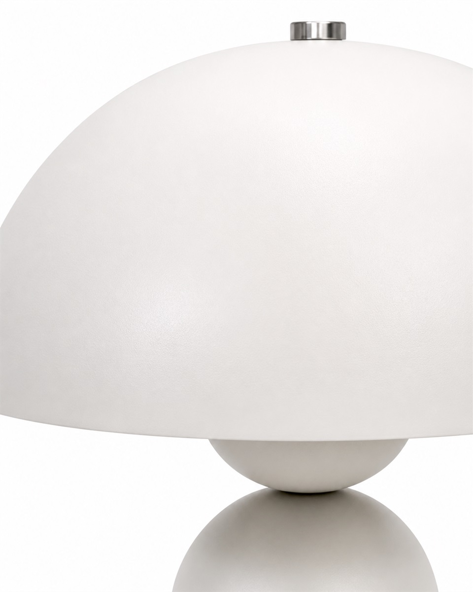Capello 35cm Wit tafellamp Van Nordic Lighting - De lamp heeft een ronde kap en een zacht gevormde voet die een harmonieuze balans tussen de vormen cre&euml;ert.