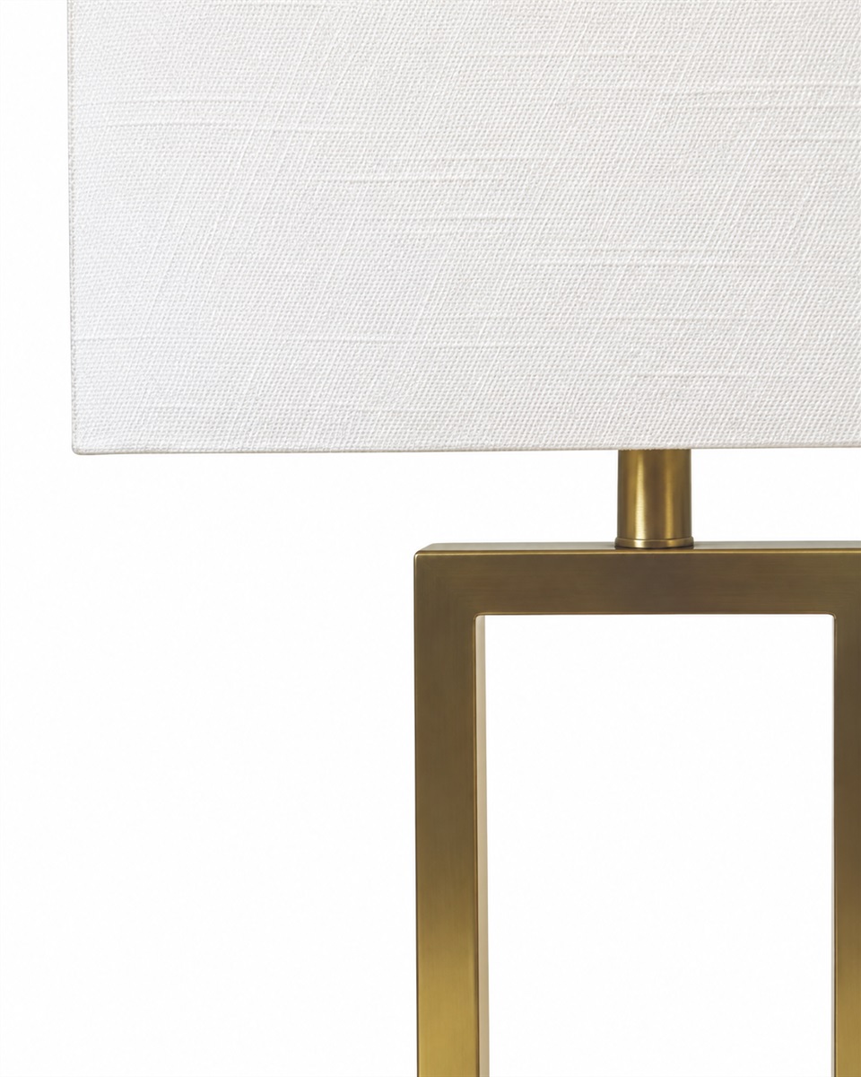Gemma 52cm Messing tafellamp Van Nordic Lighting - Een elegante tafellamp van metaal met een stijlvolle messing afwerking die een warme en exclusieve indruk geeft.