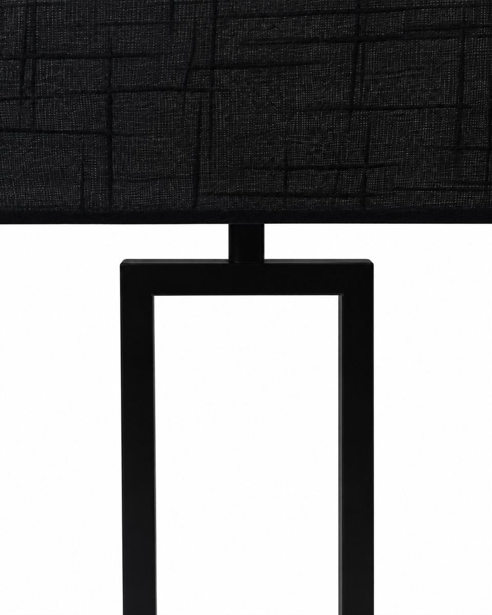 Gemma 52cm Zwart tafellamp Van Nordic Lighting - Een stijlvolle tafellamp van metaal met een zwarte afwerking die een industri&euml;le en exclusieve uitstraling geeft.