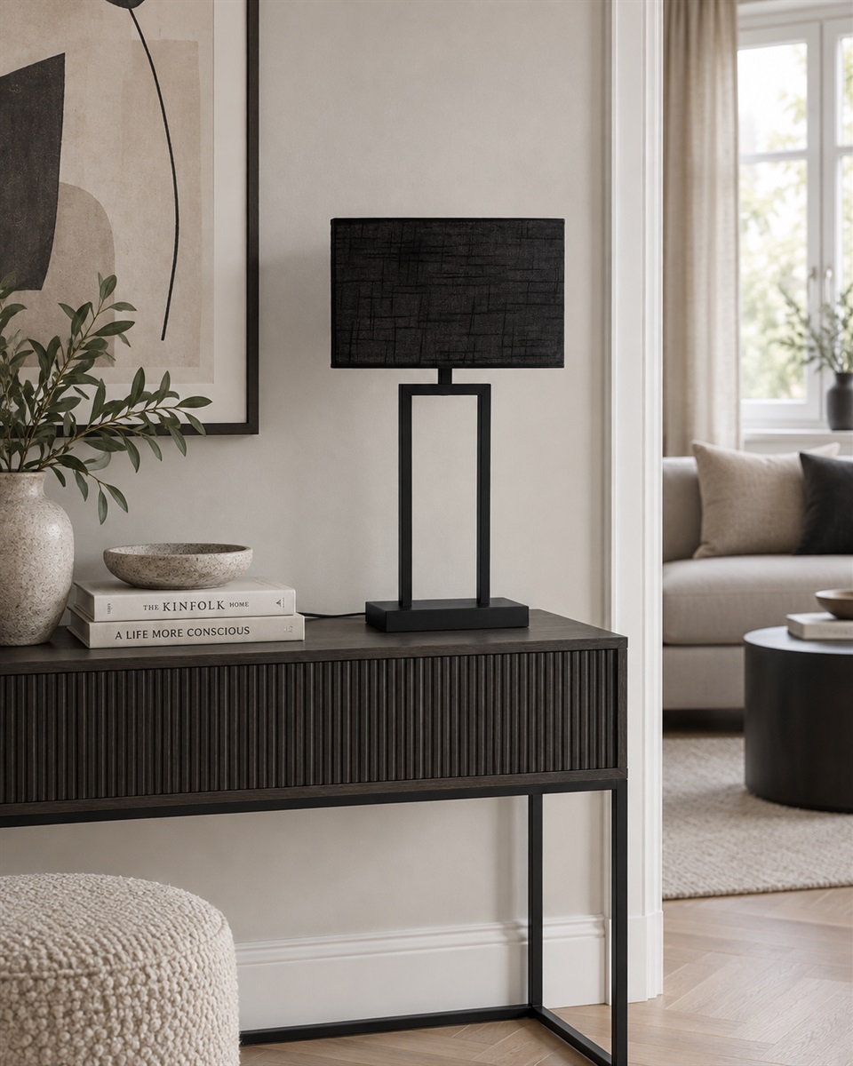 Gemma 52cm Zwart tafellamp Van Nordic Lighting - Een stijlvolle tafellamp van metaal met een zwarte afwerking die een industri&euml;le en exclusieve uitstraling geeft.