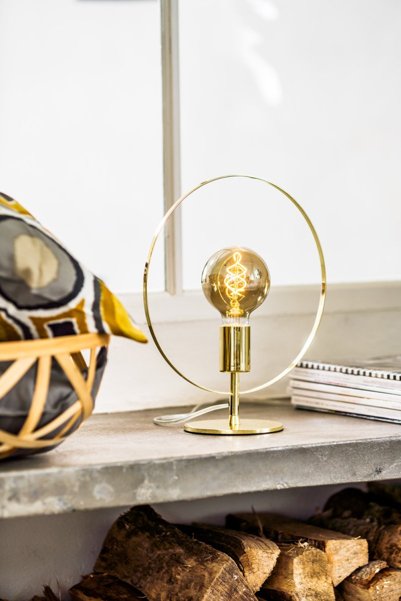 Spartan ringo 35cm Messing tafellamp Van Cottex - De Spartan Ringo metalen tafellamp is een moderne en minimalistische lamp die de aandacht trekt met zijn elegante ronde design.