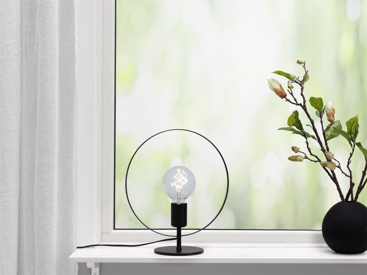 Spartan ringo 35cm Zwart tafellamp Van Cottex - De Spartan Ringo metalen tafellamp is een moderne en minimalistische lamp die de aandacht trekt met zijn elegante ronde design.