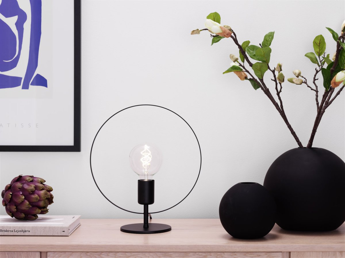 Spartan ringo 35cm Zwart tafellamp Van Cottex - De Spartan Ringo metalen tafellamp is een moderne en minimalistische lamp die de aandacht trekt met zijn elegante ronde design.