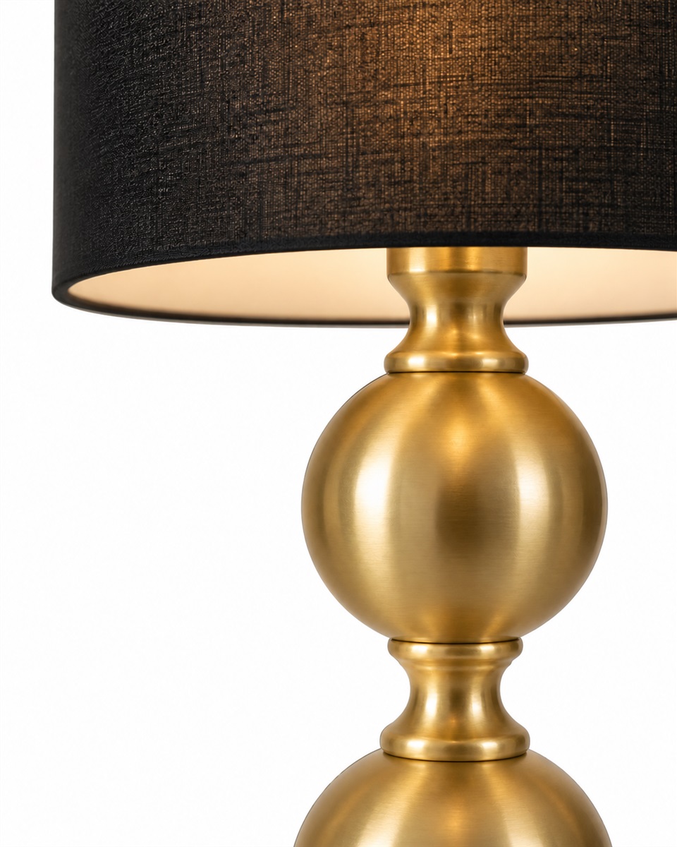 Circolo 48cm Messing/zwart tafellamp Van Nordic Lighting - De Circolo tafellamp combineert een decoratieve metalen voet met een elegante messing afwerking en een klassieke zwarte linnen kap.