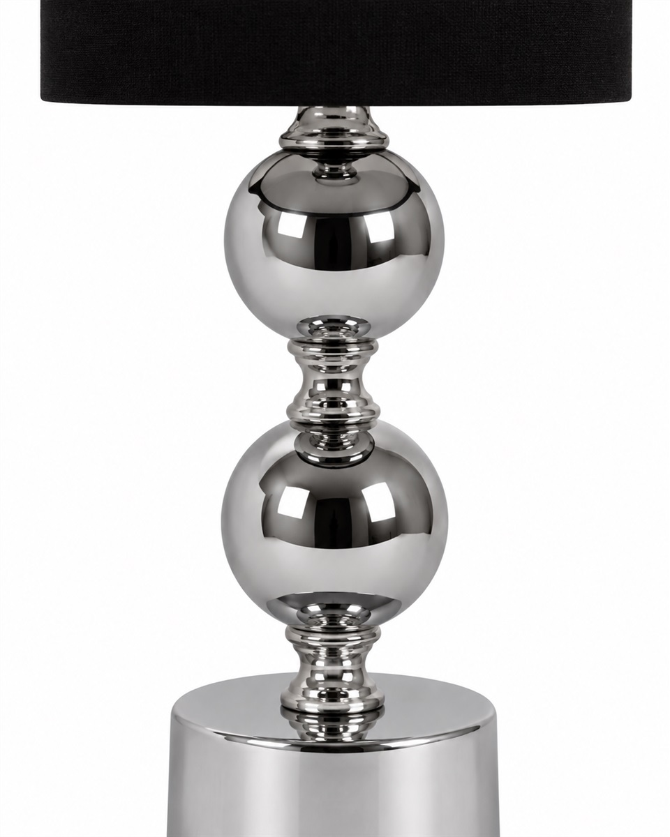 Circolo 48cm Chroom/zwart tafellamp Van Nordic Lighting - De Circolo tafellamp combineert een decoratieve metalen voet met een elegante chromen afwerking en een klassieke zwarte linnen kap.