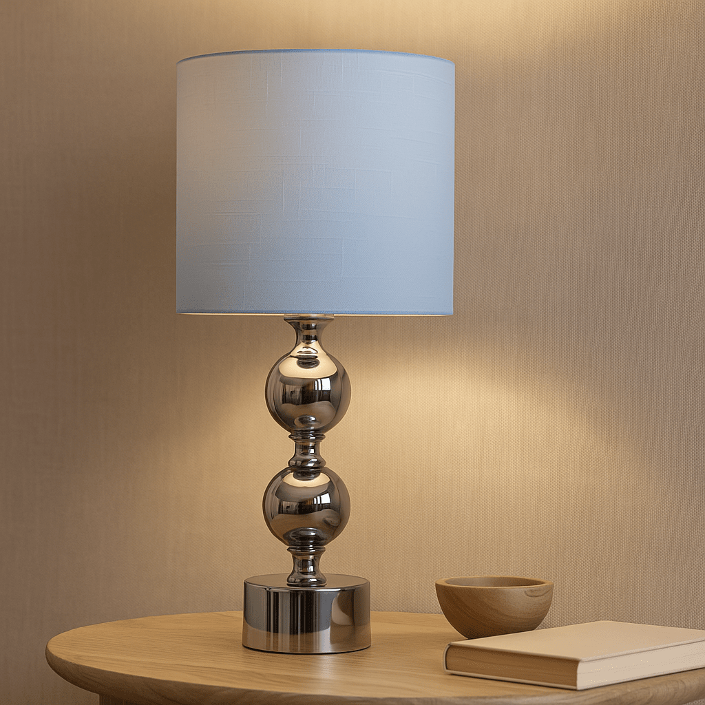 Circolo 48cm Chroom/wit tafellamp Van Nordic Lighting - De Circolo tafellamp combineert een decoratieve metalen voet met een elegante chromen afwerking en een klassieke witte linnen kap.