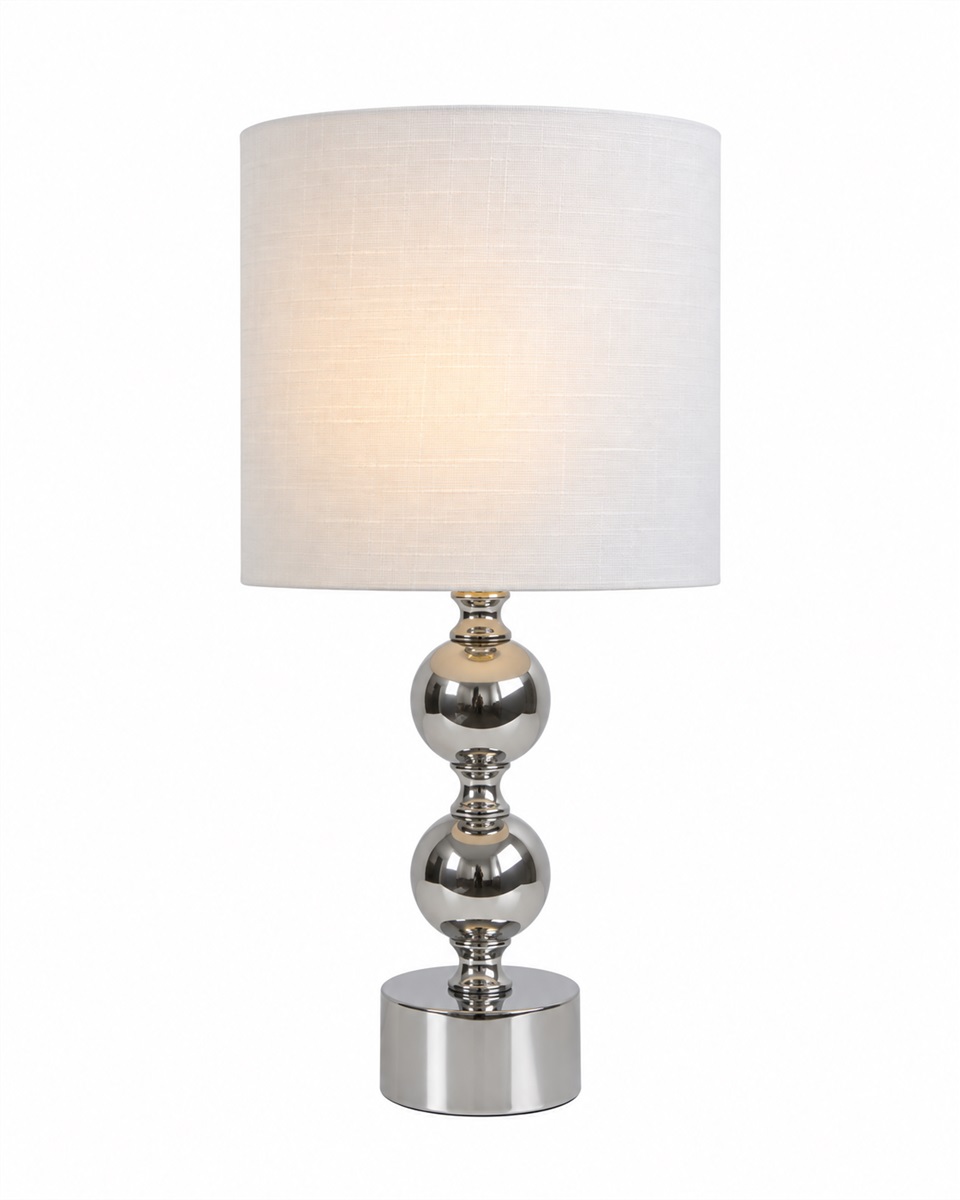 Circolo 48cm Chroom/wit tafellamp Van Nordic Lighting - De Circolo tafellamp combineert een decoratieve metalen voet met een elegante chromen afwerking en een klassieke witte linnen kap.