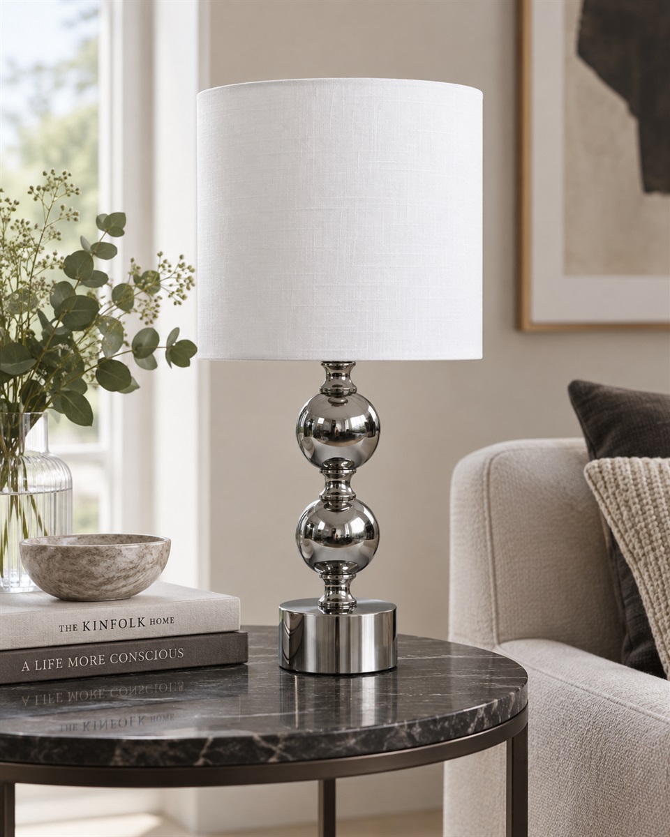 Circolo 48cm Chroom/wit tafellamp Van Nordic Lighting - De Circolo tafellamp combineert een decoratieve metalen voet met een elegante chromen afwerking en een klassieke witte linnen kap.
