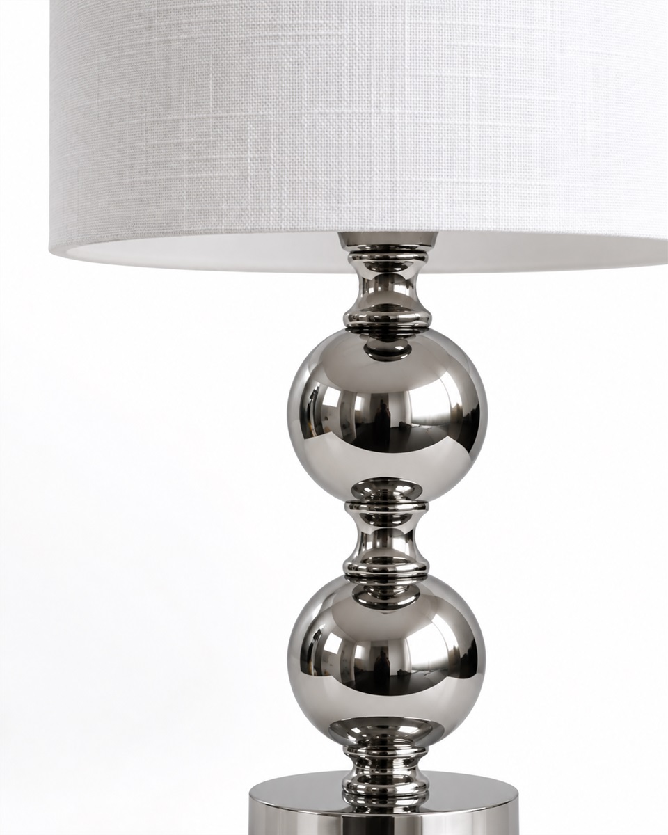 Circolo 48cm Chroom/wit tafellamp Van Nordic Lighting - De Circolo tafellamp combineert een decoratieve metalen voet met een elegante chromen afwerking en een klassieke witte linnen kap.
