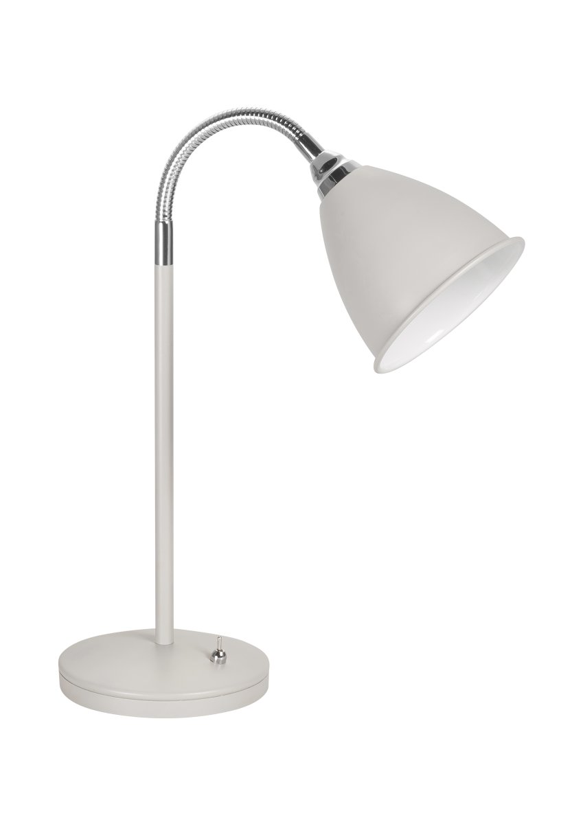 Smögen 45cm Zand bureaulamp Van Armaturhantverk - De lamp heeft een praktische aan/uit-schakelaar op de voet en past zowel in moderne als klassieke interieurs.
