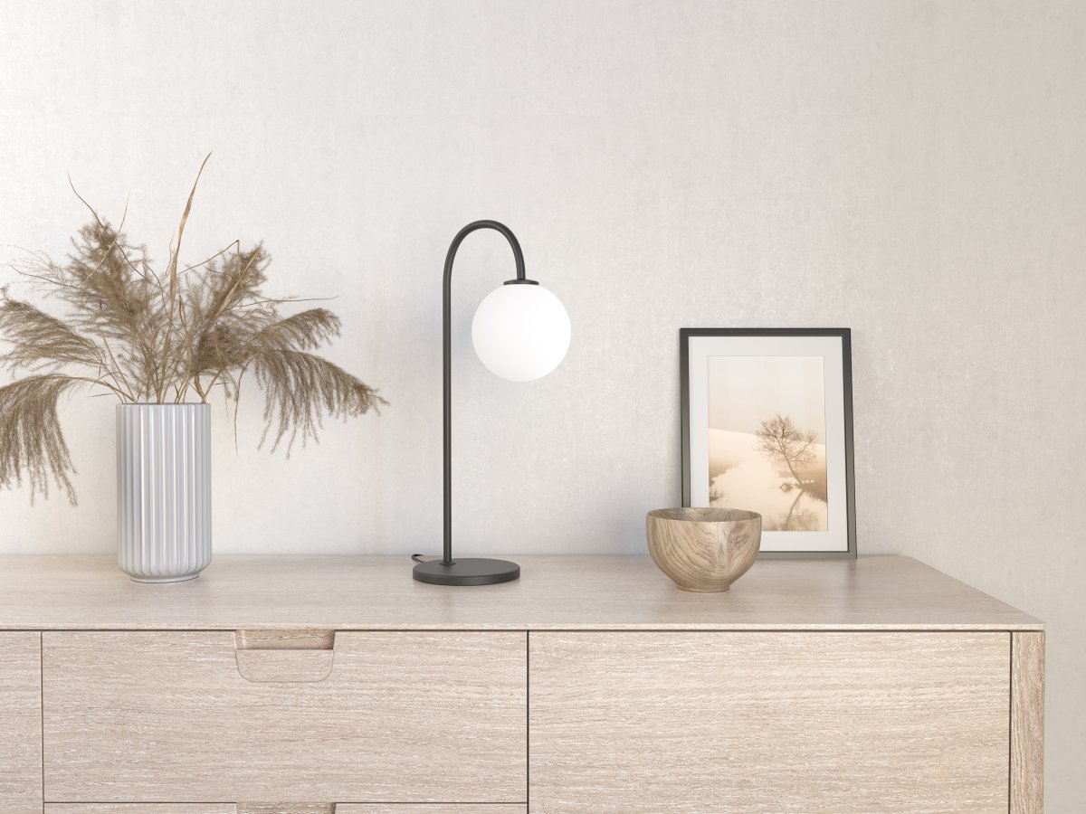 Ballon 53cm Zwart tafellamp Van Herstal - Deze lamp is perfect om een gevoel van gezelligheid en verfijning te verspreiden, of het nu in de woonkamer, slaapkamer of op kantoor is.