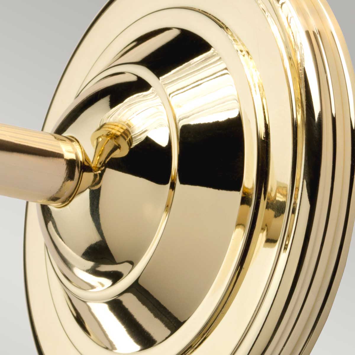 Austen Ø14 Gepolijst messing badkamerlamp Van Elstead Lighting - De lamp heeft een gepolijste messing afwerking en een elegante glazen kap, wat hem een tijdloze uitstraling geeft.