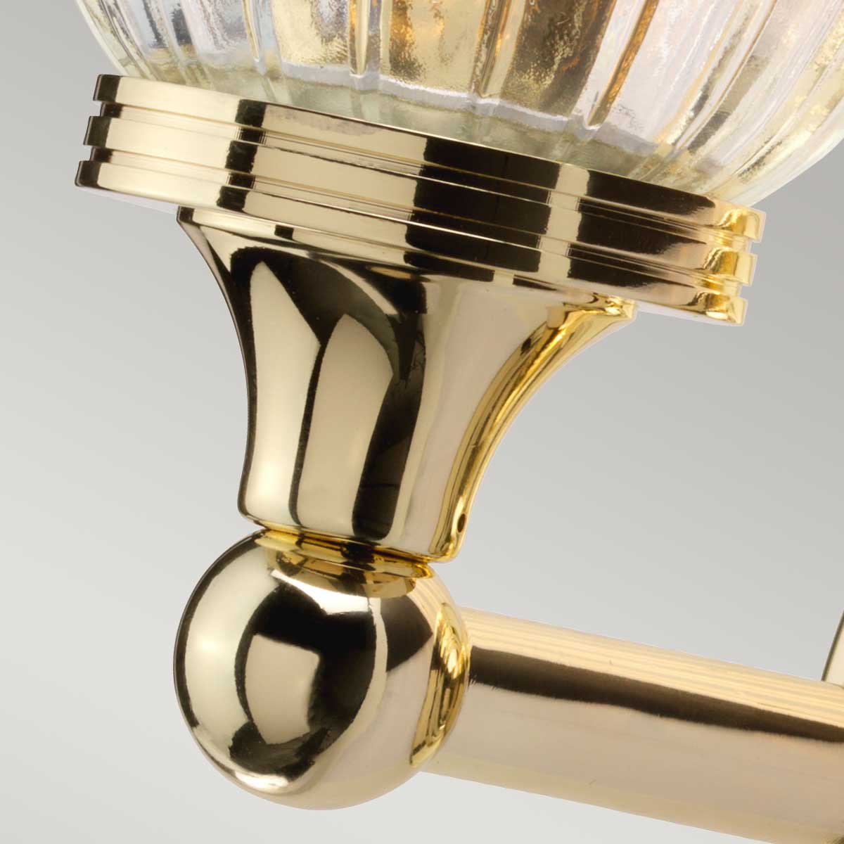 Austen Ø14 Gepolijst messing badkamerlamp Van Elstead Lighting - De lamp heeft een gepolijste messing afwerking en een elegante glazen kap, wat hem een tijdloze uitstraling geeft.