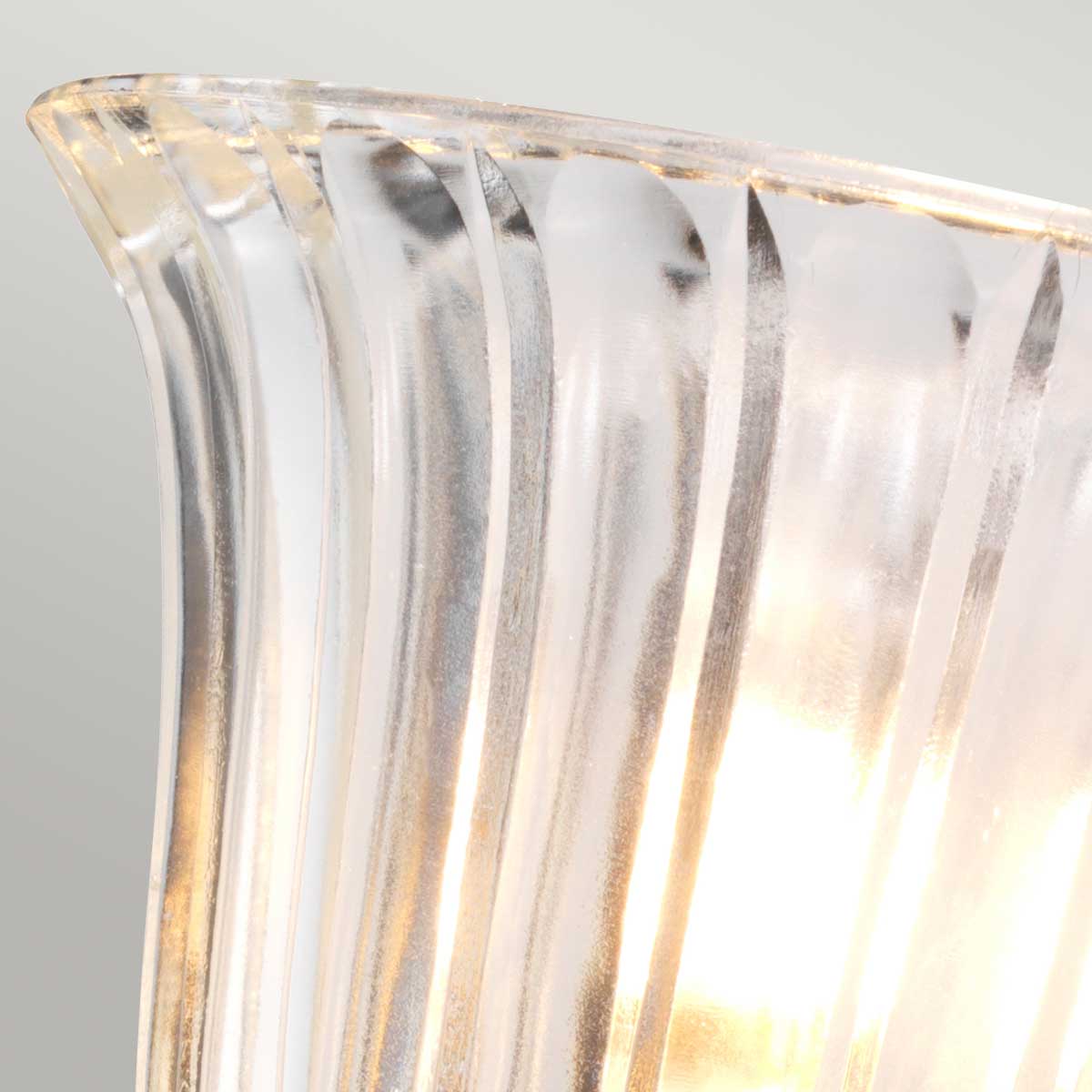 Austen Ø14 Gepolijst messing badkamerlamp Van Elstead Lighting - De lamp heeft een gepolijste messing afwerking en een elegante glazen kap, wat hem een tijdloze uitstraling geeft.