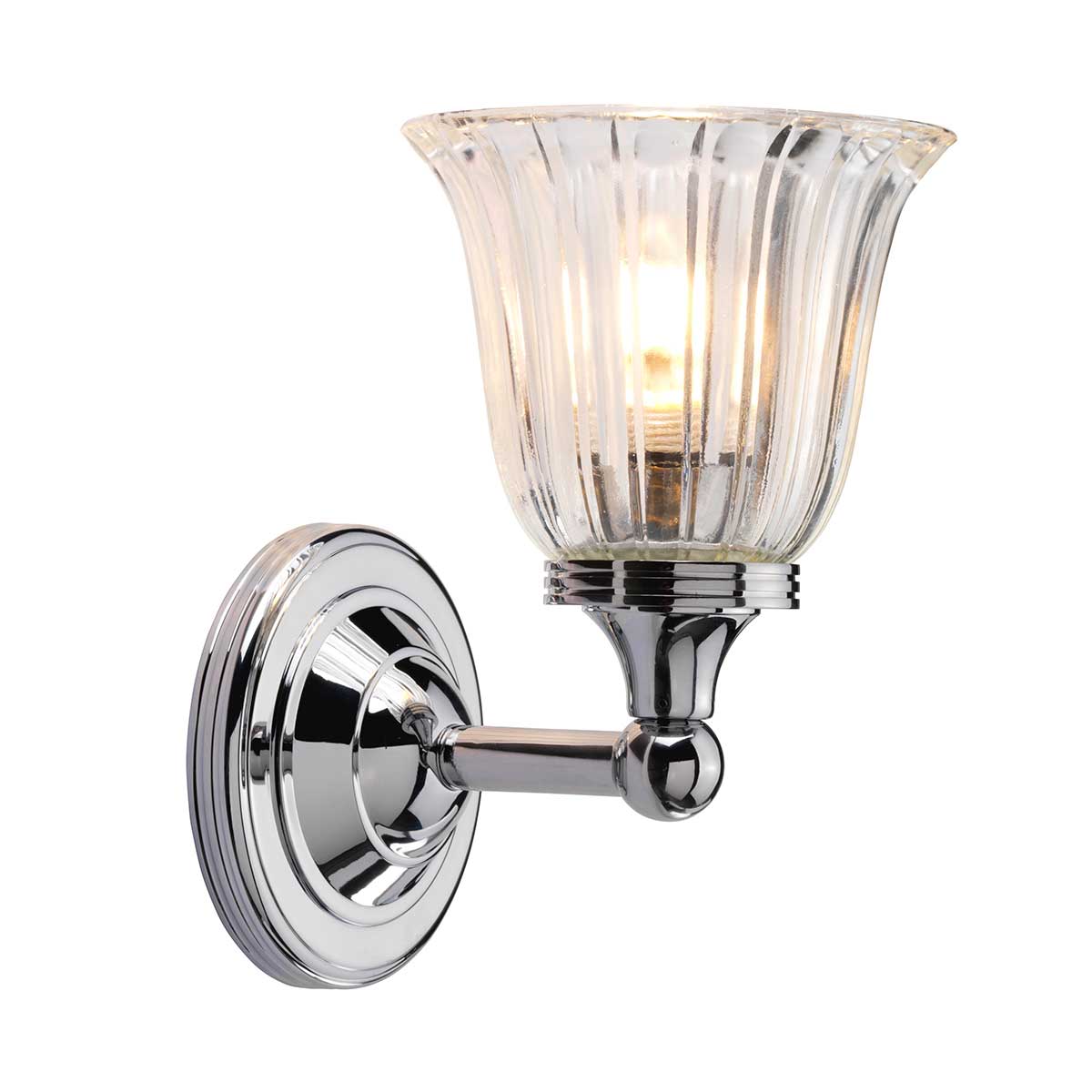 Austen Ø14 Gepolijst chroom badkamerlamp Van Elstead Lighting - De lamp heeft een gepolijste chromen afwerking en een elegante glazen kap, wat hem een tijdloze uitstraling geeft.
