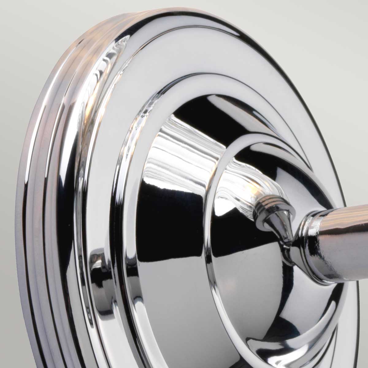 Austen Ø14 Gepolijst chroom badkamerlamp Van Elstead Lighting - De lamp heeft een gepolijste chromen afwerking en een elegante glazen kap, wat hem een tijdloze uitstraling geeft.
