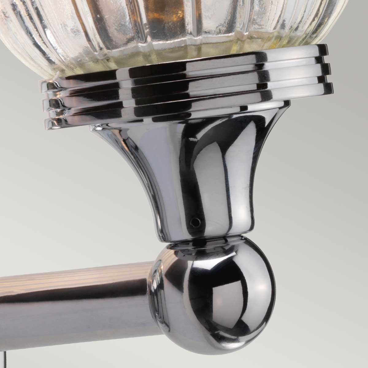 Austen Ø14 Gepolijst chroom badkamerlamp Van Elstead Lighting - De lamp heeft een gepolijste chromen afwerking en een elegante glazen kap, wat hem een tijdloze uitstraling geeft.