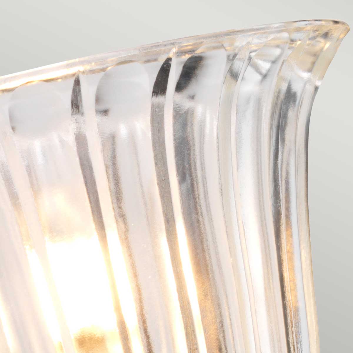 Austen Ø14 Gepolijst chroom badkamerlamp Van Elstead Lighting - De lamp heeft een gepolijste chromen afwerking en een elegante glazen kap, wat hem een tijdloze uitstraling geeft.