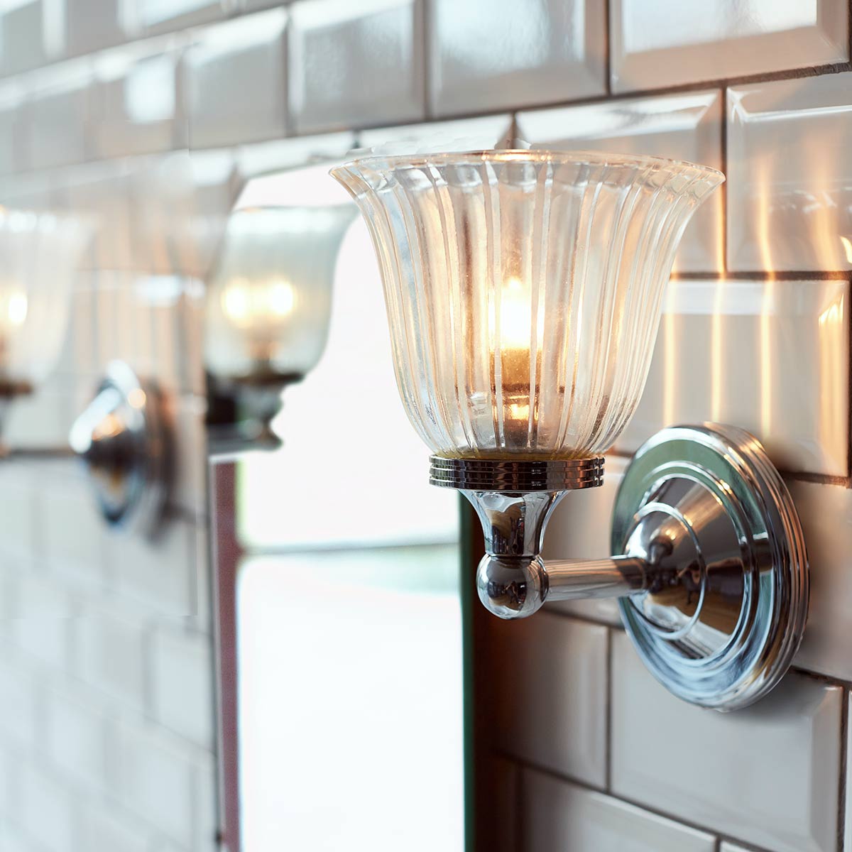 Austen Ø14 Gepolijst chroom badkamerlamp Van Elstead Lighting - De lamp heeft een gepolijste chromen afwerking en een elegante glazen kap, wat hem een tijdloze uitstraling geeft.