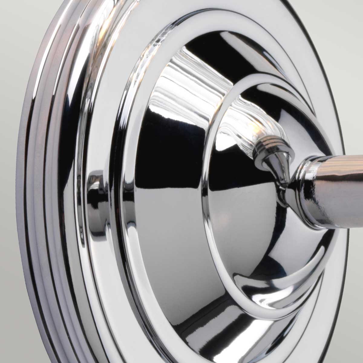 Austen Ø13 Gepolijst chroom badkamerlamp Van Elstead Lighting - De lamp heeft een gepolijste chromen afwerking en een elegante glazen kap, wat hem een tijdloze uitstraling geeft.