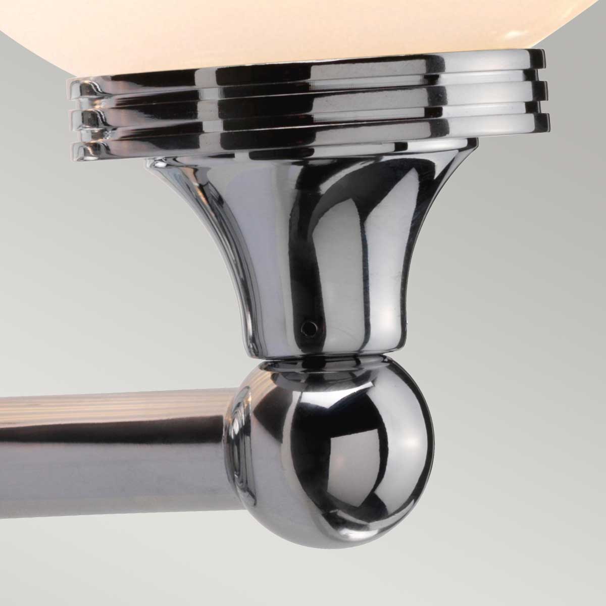 Austen Ø13 Gepolijst chroom badkamerlamp Van Elstead Lighting - De lamp heeft een gepolijste chromen afwerking en een elegante glazen kap, wat hem een tijdloze uitstraling geeft.