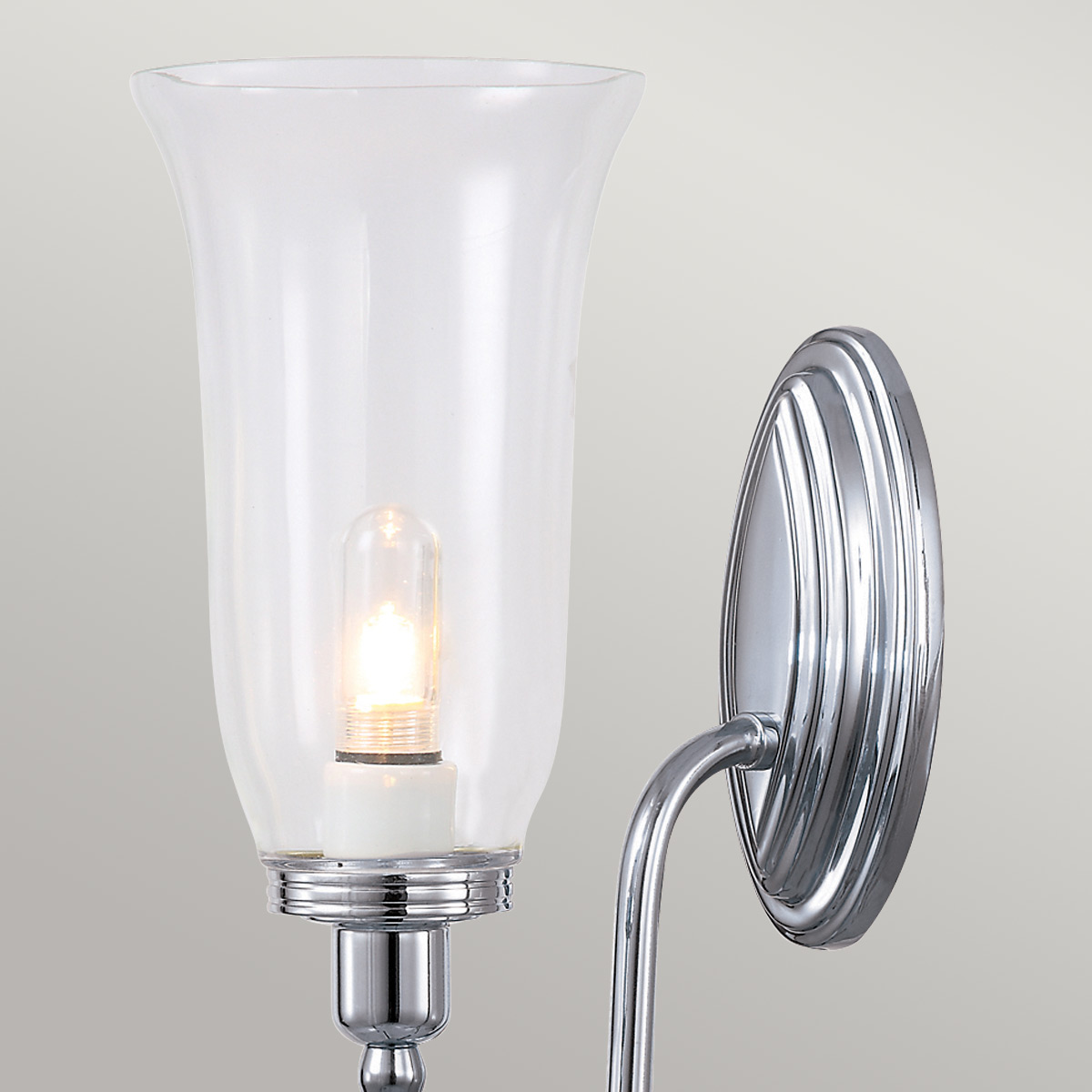 Blake 34cm Gepolijst chroom badkamerlamp Van Elstead Lighting - De lamp is verkrijgbaar in verschillende stijlen en glasuitvoeringen en wordt aangeboden met oppervlakken in gepolijst chroom, gepolijst nikkel en gepolijst messing.