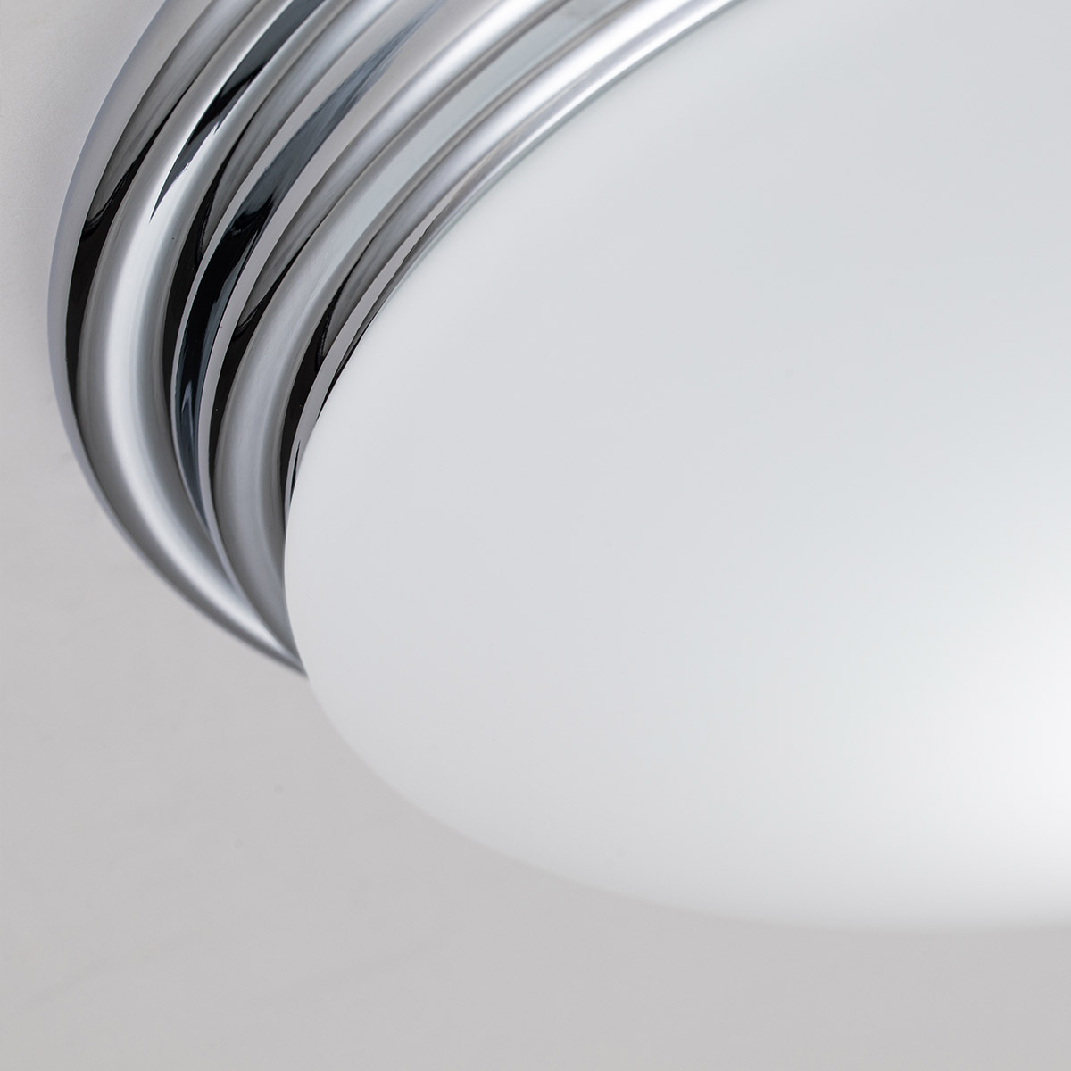 Brompton Ø35 Gepolijst chroom badkamerlamp Van Elstead Lighting - Hij is gemaakt van duurzaam staal met een gepolijste chromen afwerking en heeft een zachte opaalglazen kap die een aangenaam licht verspreidt.