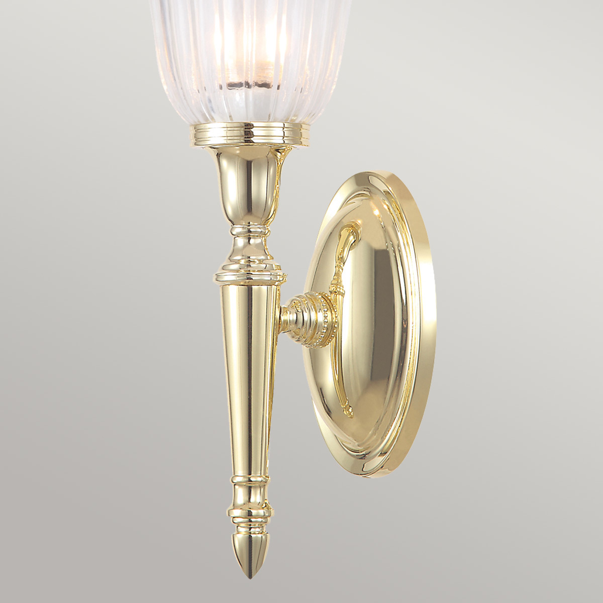 Dryden 33cm Gepolijst messing badkamerlamp Van Elstead Lighting - De lamp heeft prachtige glasdetails en is IP44-geclassificeerd, waardoor hij geschikt is voor gebruik in de badkamer.