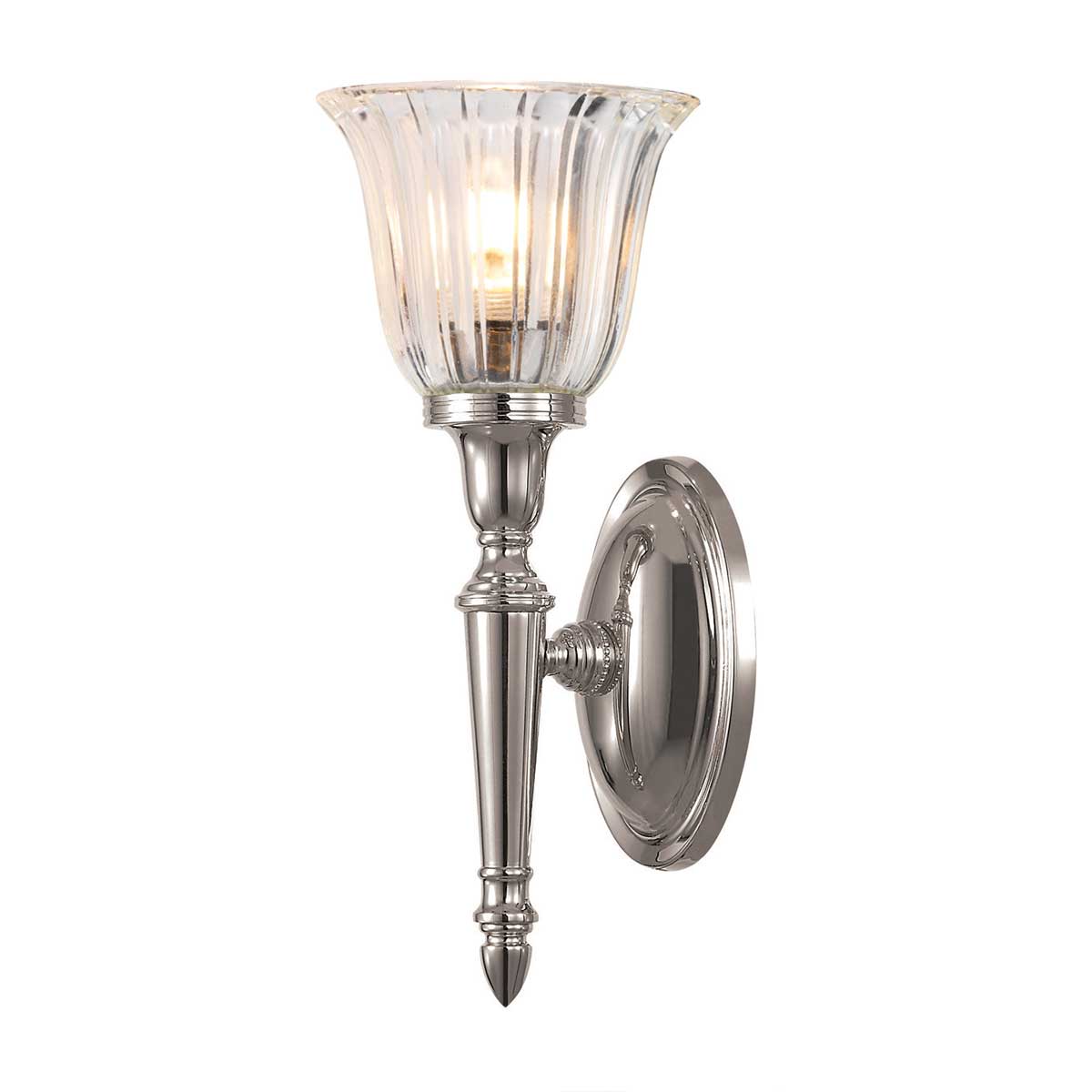Dryden 33cm Gepolijst nikkel badkamerlamp Van Elstead Lighting - De lamp heeft prachtige glasdetails en is IP44-geclassificeerd, waardoor hij geschikt is voor gebruik in de badkamer.