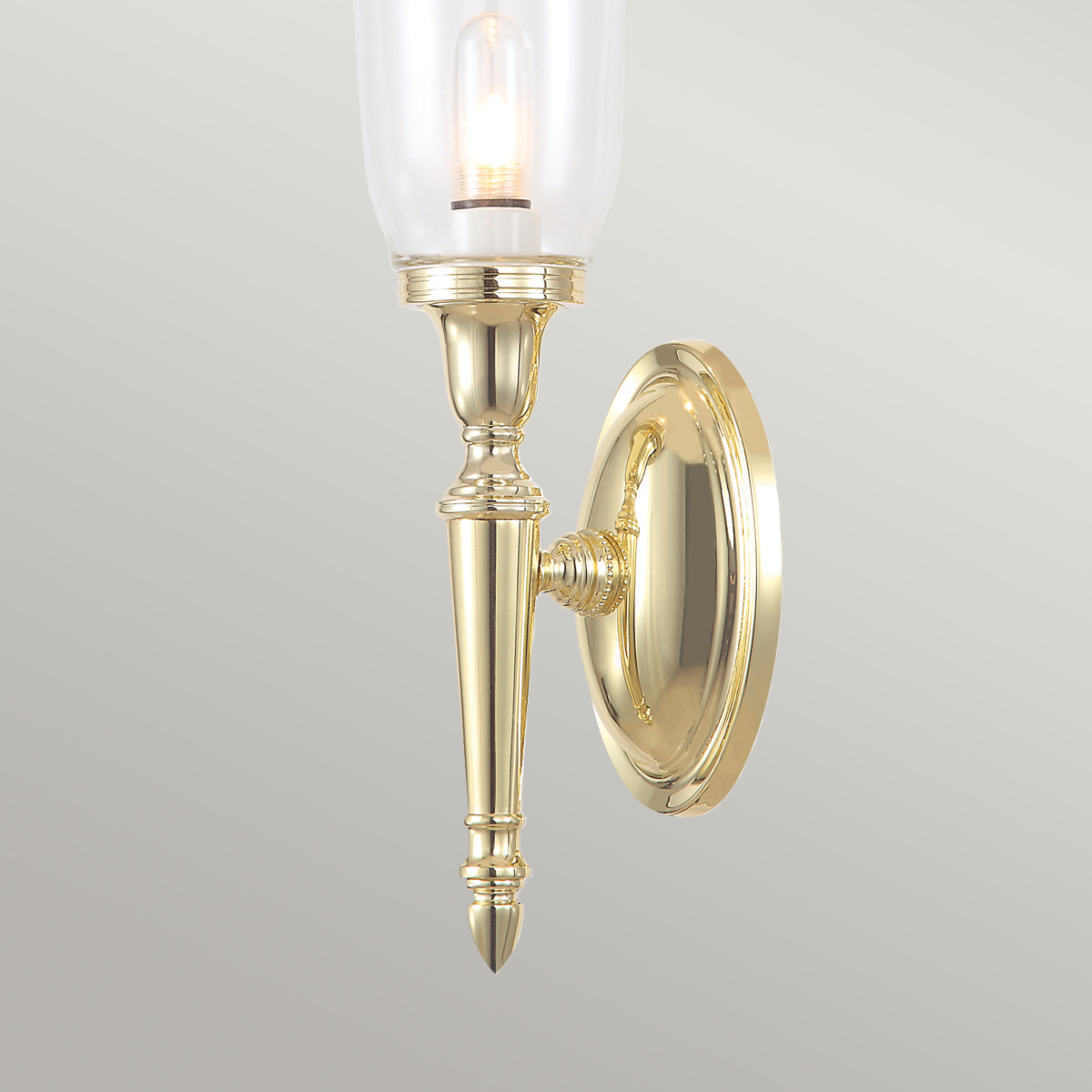 Dryden 40cm Gepolijst messing badkamerlamp Van Elstead Lighting - De lamp heeft prachtige glasdetails en is IP44-geclassificeerd, waardoor hij geschikt is voor gebruik in de badkamer.