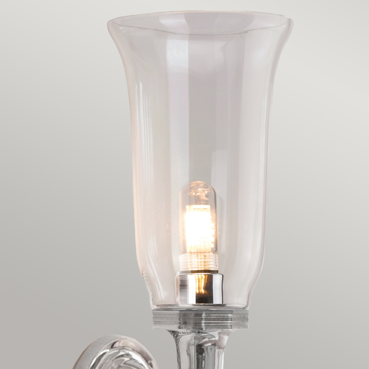 Dryden 40cm Gepolijst chroom badkamerlamp Van Elstead Lighting - De lamp heeft prachtige glasdetails en is IP44-geclassificeerd, waardoor hij geschikt is voor gebruik in de badkamer.