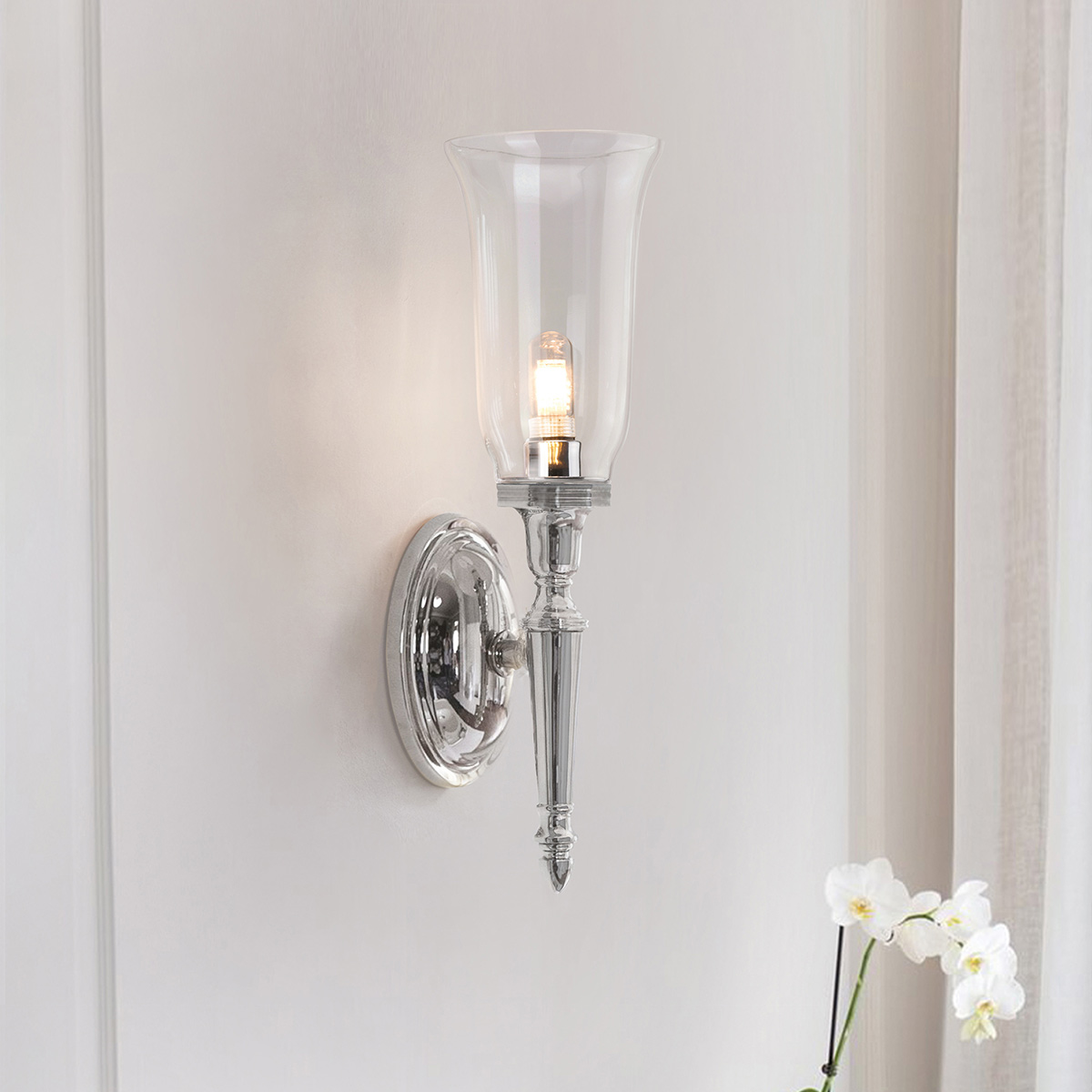 Dryden 40cm Gepolijst chroom badkamerlamp Van Elstead Lighting - De lamp heeft prachtige glasdetails en is IP44-geclassificeerd, waardoor hij geschikt is voor gebruik in de badkamer.