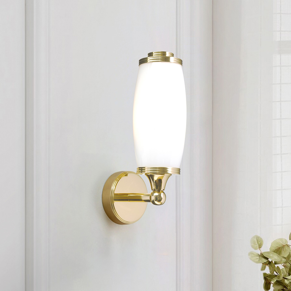 Eliot 28cm Gepolijst messing badkamerlamp Van Elstead Lighting - Een vervangbare G9-lichtbron van 3W, met een lichtopbrengst van 300lm en een kleurtemperatuur van 3000K (niet dimbaar), is inbegrepen.